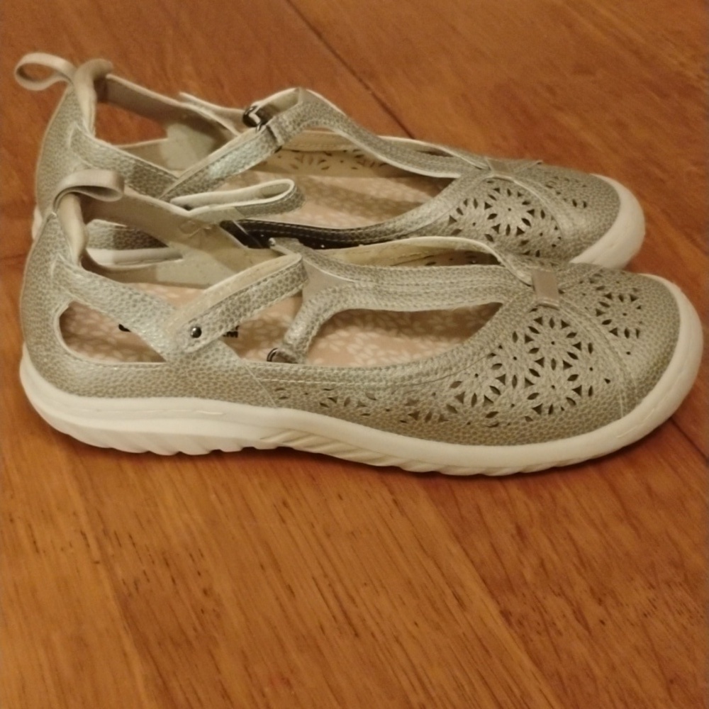 JBU t  strap brushed silver shoes. Size 8. Great Casual Shoes For Summer.